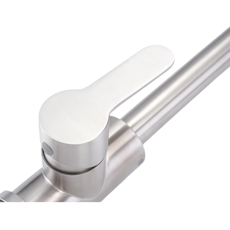 What factors affect the accuracy of heating and cooling regulation in a single-handle kitchen faucet?